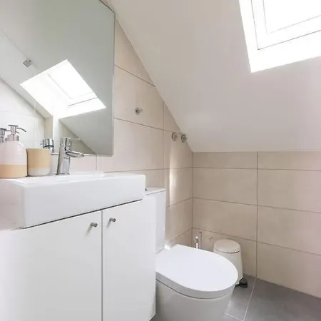 Monsanto Hill House - No 565 2d Apartment *